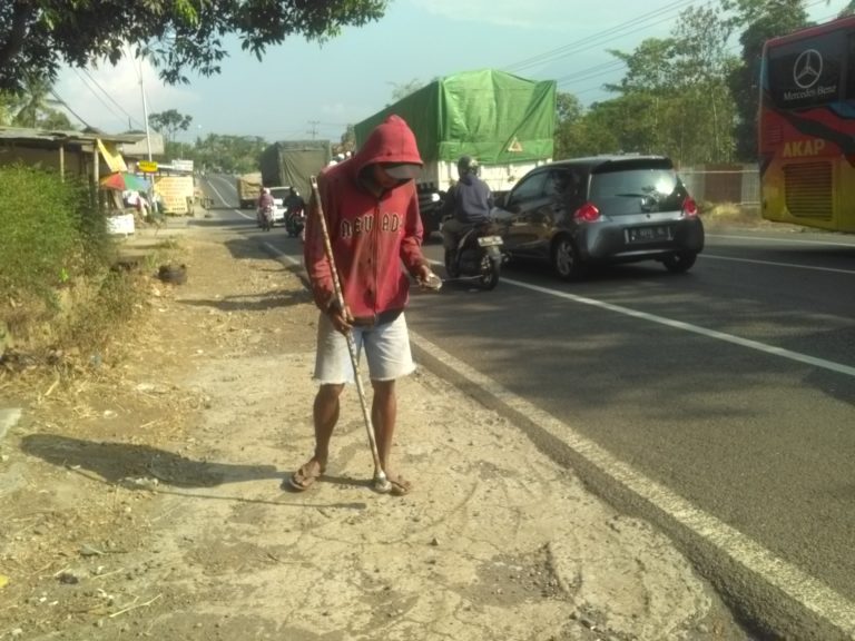 Penyapu Paku Ini Selalu Bersyukur Meski Sehari Dapat Rp. 16.000