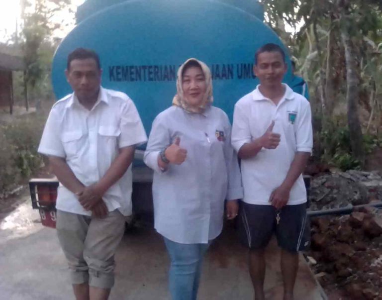 Peduli Warga Dusun Kekeringan, Asfariyanti Bantu Air Bersih