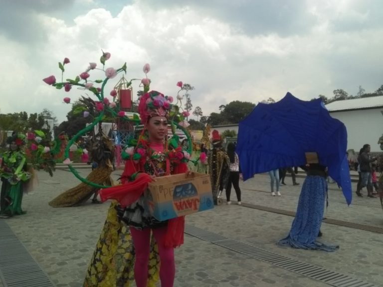 Kostum Karnaval Meriahkan Wisata Taman Celosia