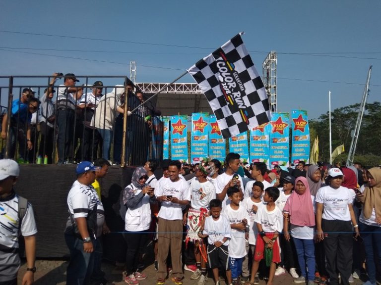Bupati Kendal Lepas Peserta Colour Run dari Atas Panggung