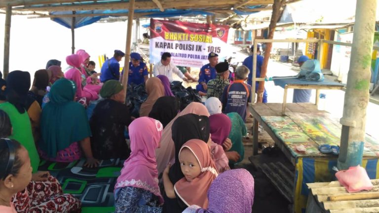Polairud Polda Jateng Bagikan Pelampung Nelayan Krapyak
