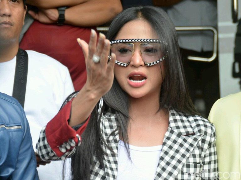Dewi Perssik Tantang Keponakan Pajang Surat Panggilan Polisi