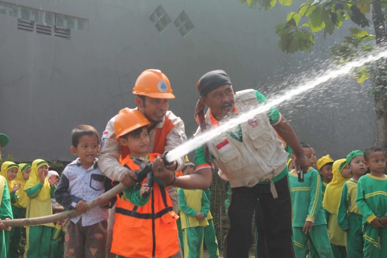 Anak-anak KB Al-Azhar Jekulo Senang Diajari Memadamkan Api