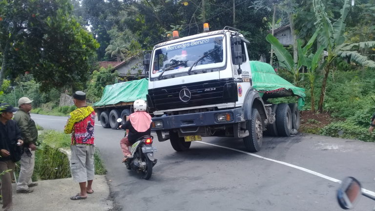 Truk Trailer Melintang, Jalur Kalongan-Ungaran Macet Total