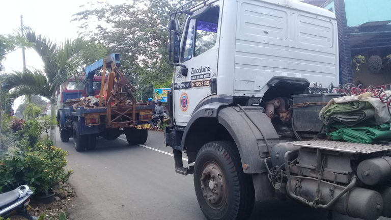 Truk Trailer Kesasar di Kalongan Diderek, Jalur Kembali Lancar