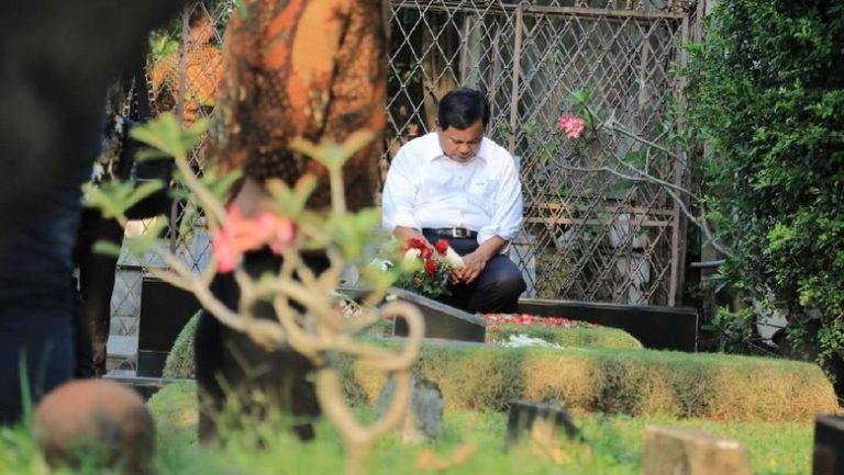 Masa Tenang: Prabowo Nyekar, Jokowi Umroh