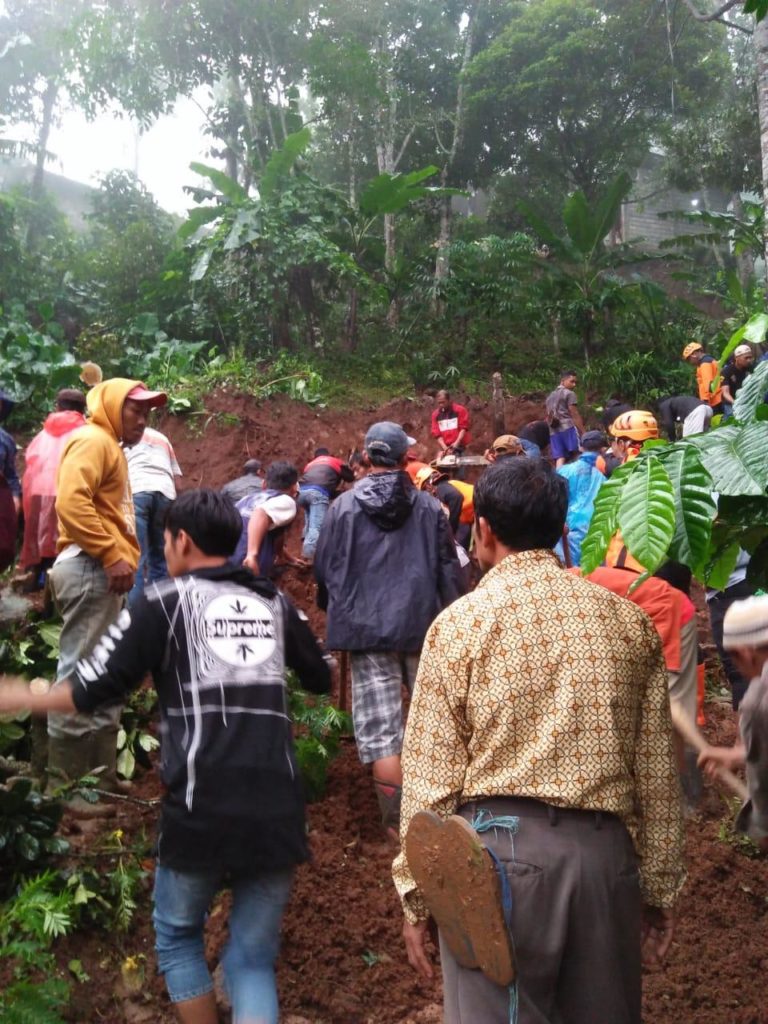 Sebelum Tertimbun Longsor, Daryati Bangunkan Suami dan Anak-anaknya