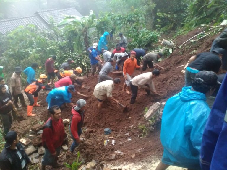 Longsor di Brongkol, 1 Penghuni Rumah Tewas Tertimbun