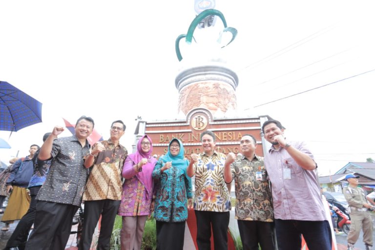 BI Bangun Tugu Bawang Putih, Simbol Kebangkitan Petani Tuwel
