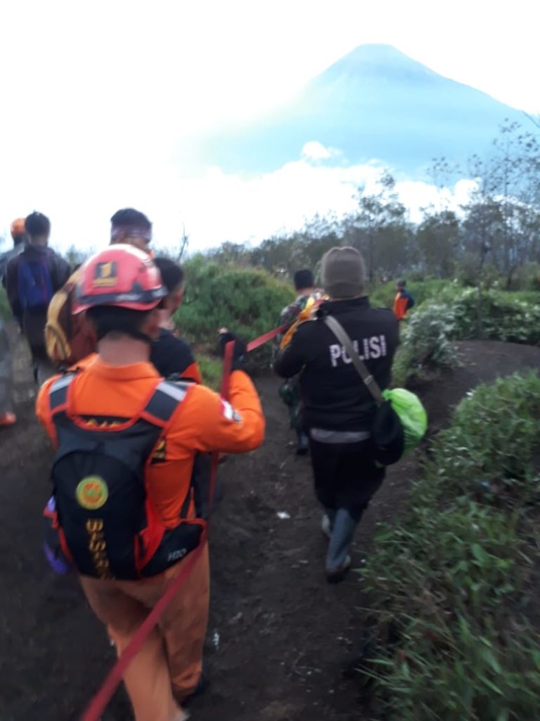 Satu Remaja Pendaki Gunung Sumbing Tewas, Tiga Selamat