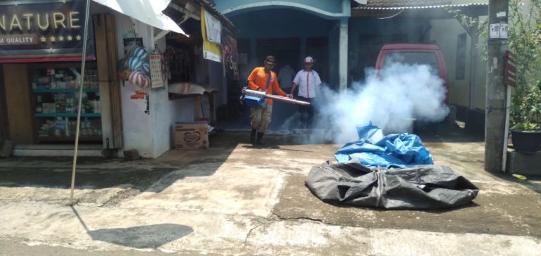 Fogging Perindo Tuntaskan Penyebaran DBD di Dusun Setro Fogging Perindo Tuntaskan Penyebaran DBD di Dusun Setro