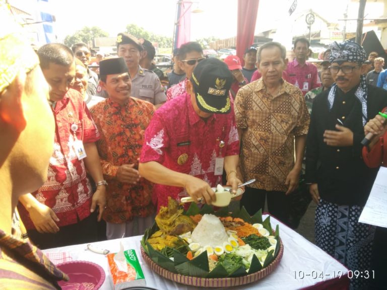 Bupati Mundjirin: Tumpeng Gerebeg Pasar Projo Simbol Kemakmuran