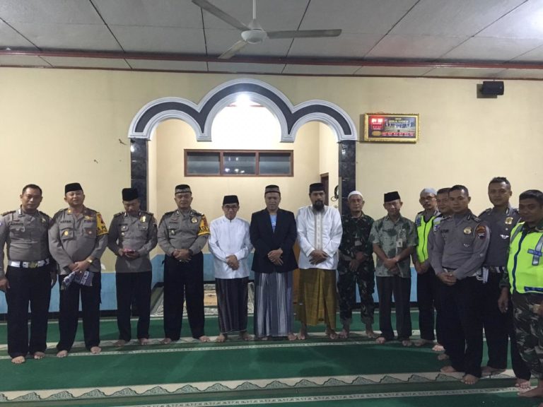 Jajaran Polsek Tengaran Giat Sholat Subuh Berjamaah dan Doa Bersama Jajaran Polsek Tengaran Giat Sholat Subuh Berjamaah dan Doa Bersama