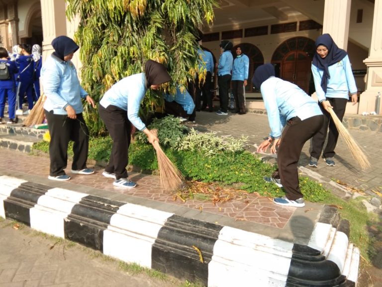 Bhayangkari dan Polwan Polres Semarang Bersih-bersih Tempat Ibadah