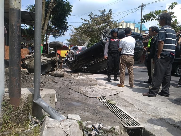 Tabrak Pengaduk Semen, Honda CRV Terbalik