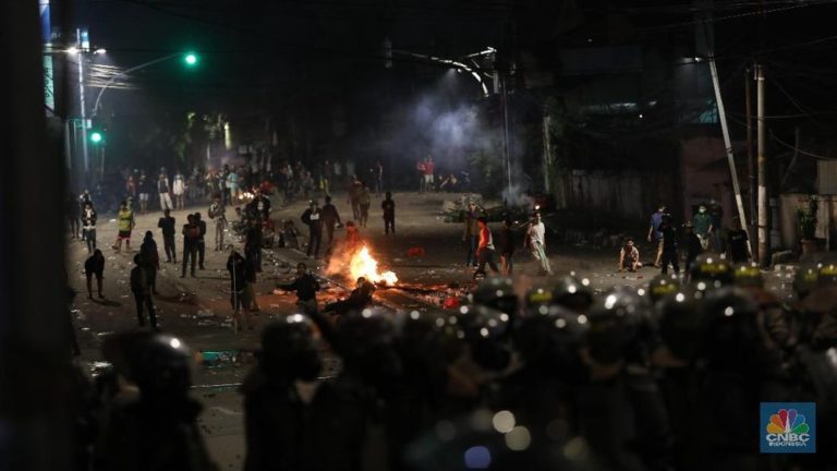 Dini Hari Tadi Gedung Bawaslu Terbakar, Polisi Tembakkan Gas Air Mata