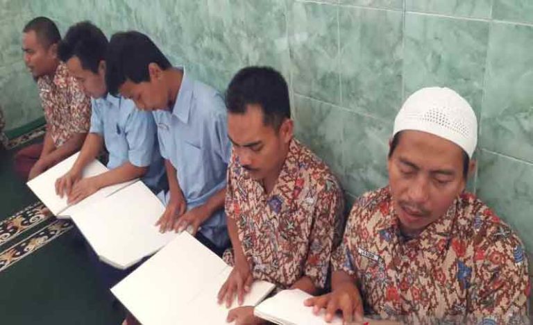 Puluhan Tunanetra Ramaikan Tadarus Menggunakan Alquran Braile