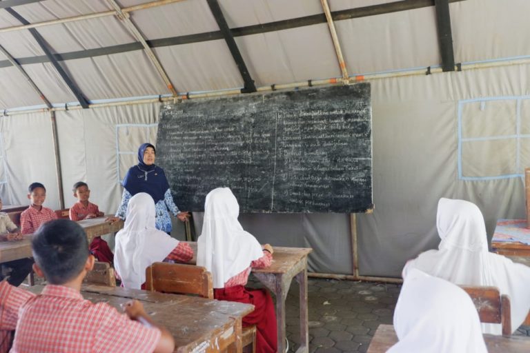 Potret Buram Peringatan Hardiknas, Siswa di Tegal Belajar Dalam Tenda