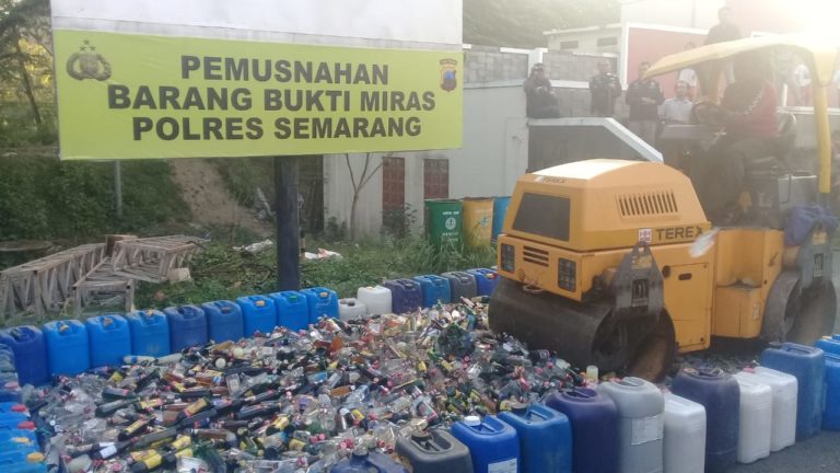 Ribuan Botol Miras Dimusnahkan, Tokoh Agama: Semoga Masyarakat Bersih dari Miras Ribuan Botol Miras Dimusnahkan, Tokoh Agama: Semoga Masyarakat Bersih dari Miras