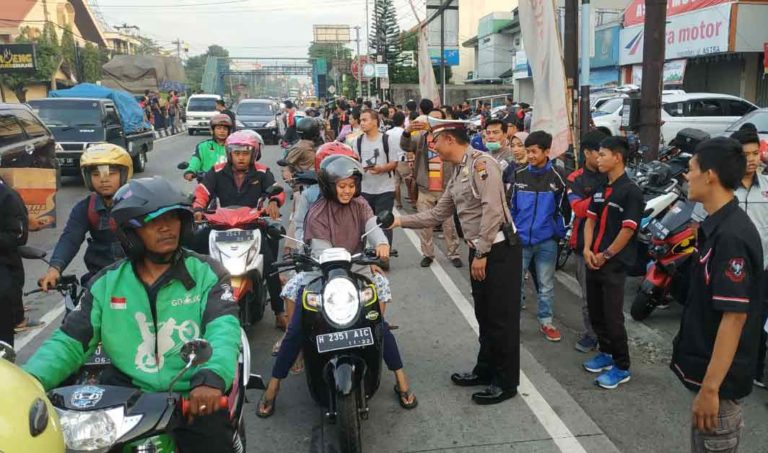 Ratusan Anggota Komunitas Motor Ungaran Bagi-bagi Takjil