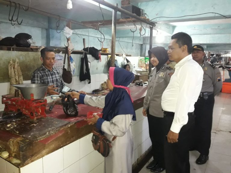 Pastikan Tidak Ada Kelangkaan, Polsek Bringin Cek Sembako di Pasar