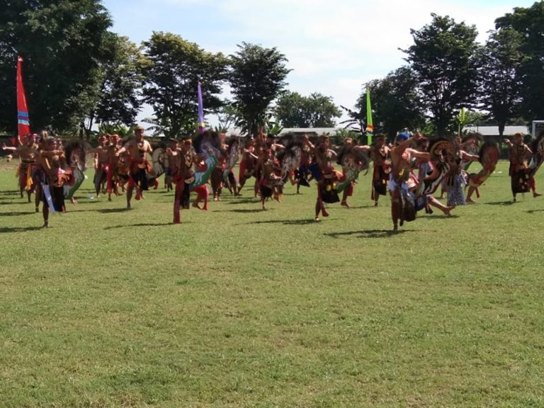 Ratusan Penari Kuda Lumping Meriahkan Hardiknas di Wujil