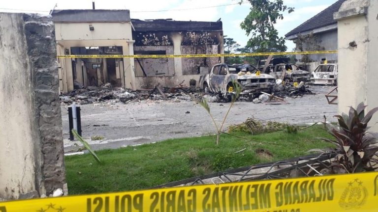 Dipicu Penembakan dan Penangkapan Massa di Jakarta, Polsek Tambelangan Dibakar