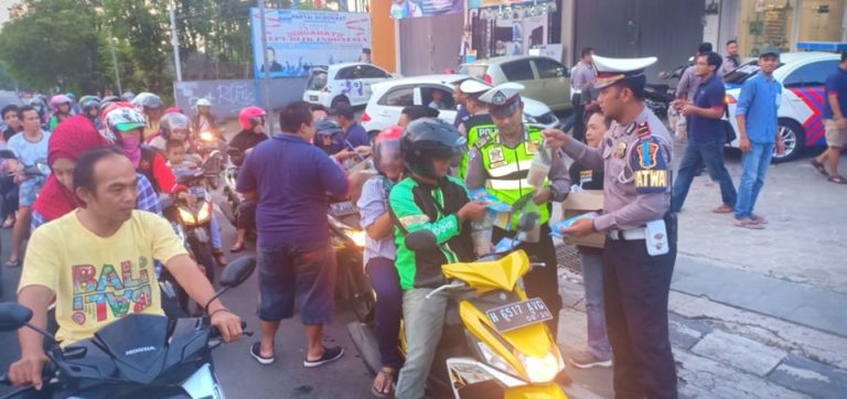 Satlantas Polres Semarang Bagi-bagi Takjil Sembari Sosialisasi Tertib Lalu Lintas