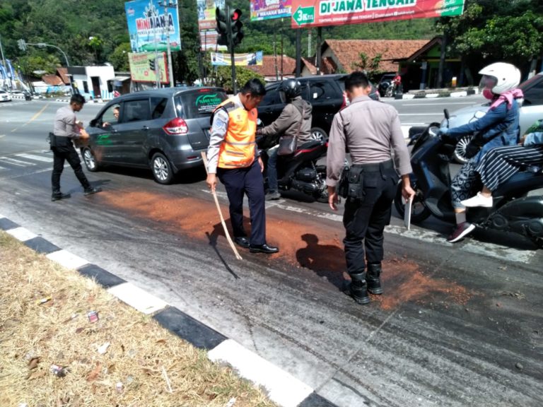 Ada Tumpahan Solar di Exit Tol Bawen, Petugas Bersihkan dengan Grajen