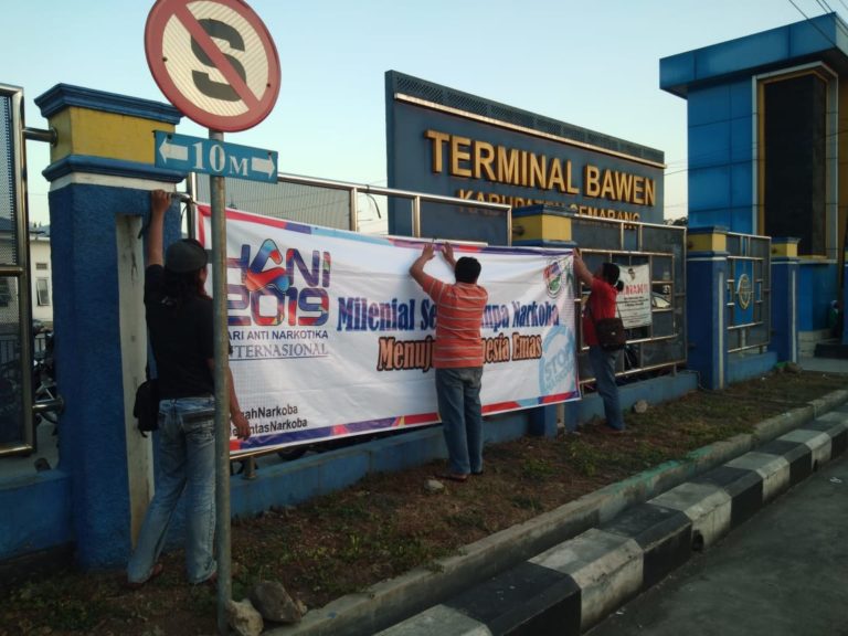 Satres Narkoba Polres Semarang Sebar Spanduk Imbauan Antinarkoba