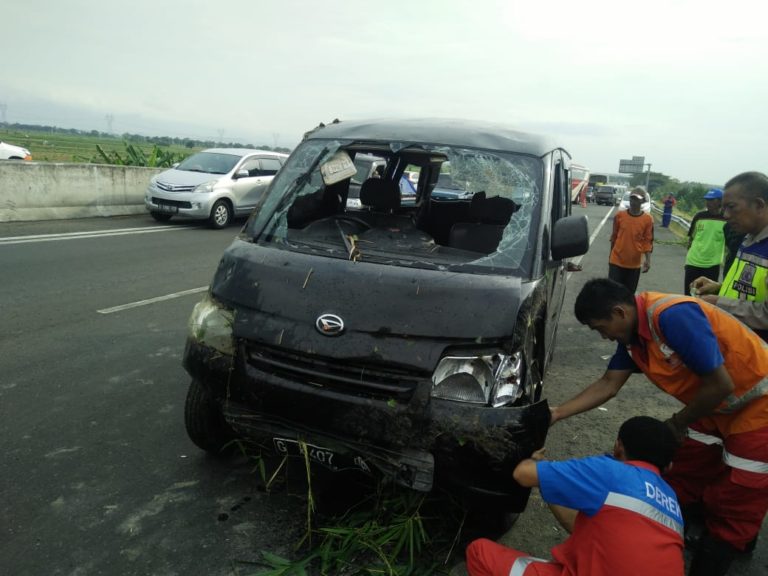 Hujan Lebat, Mobil Tabrak Gudril Tol, 1 Tewas 6 Luka-luka