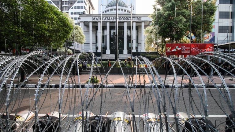 Gedung MK Dijaga Ketat TNI-Polri, Menkominfo Kemungkinan Batasi Lagi WA