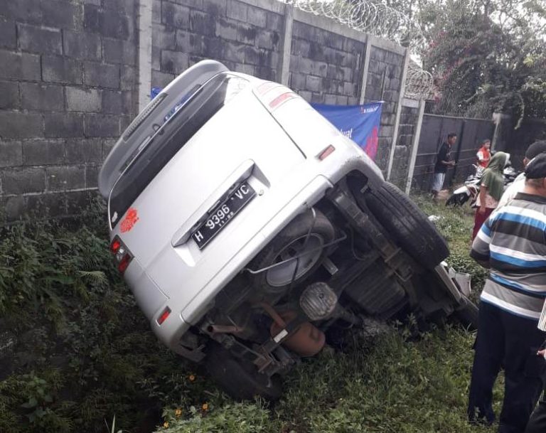 Dipepet Motor NMAX, Mobil MPV Terjungkal ke Selokan