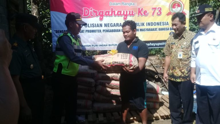 Polsek Tengaran Bantu Rumah Warga yang Roboh Tertimpa Pohon