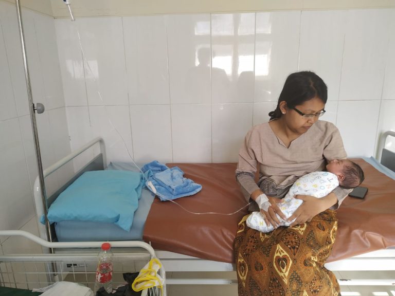 Ibu dan Bayi Lahiran Mendadak di Teras Indomaret sudah Dibawa Pulang