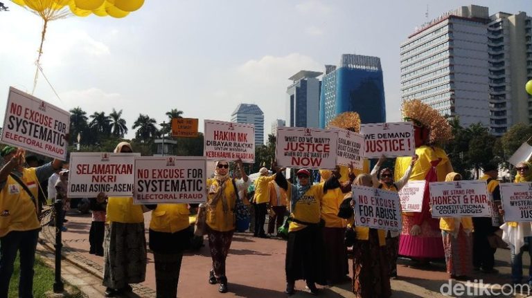 Massa Kuning-kuning Usung Poster Bahasa Inggris Datangi MK