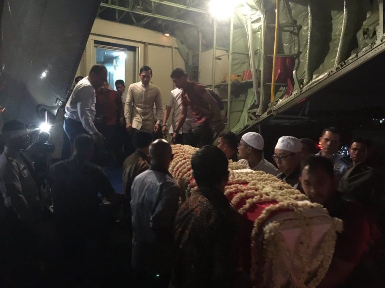 Jenazah Ani Yudhoyono Diterbangkan ke Indonesia, Gus Mus Turut Doakan