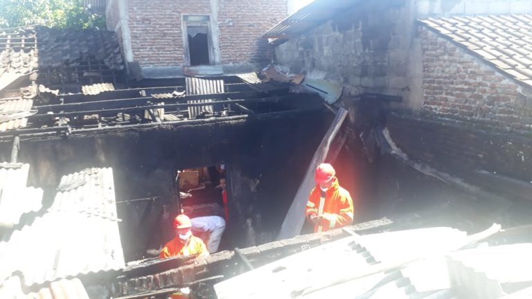 Diduga Akibat Tungku Menyala, Rumah Warga Kebonan Terbakar