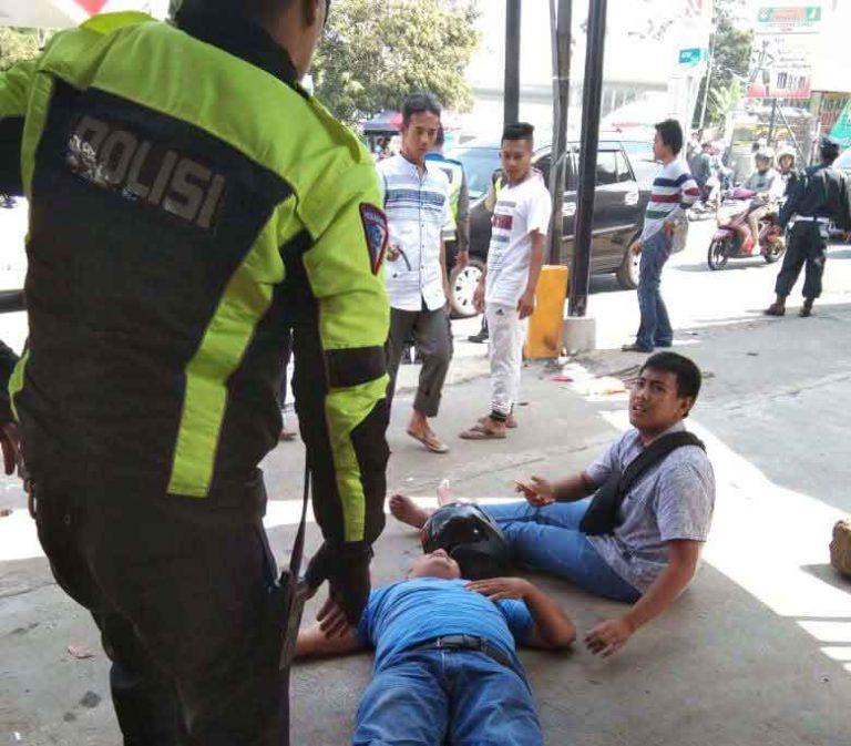 Motor Matic Alami Rem Blong Tabrak Mobil di Turunan Gedong Songo