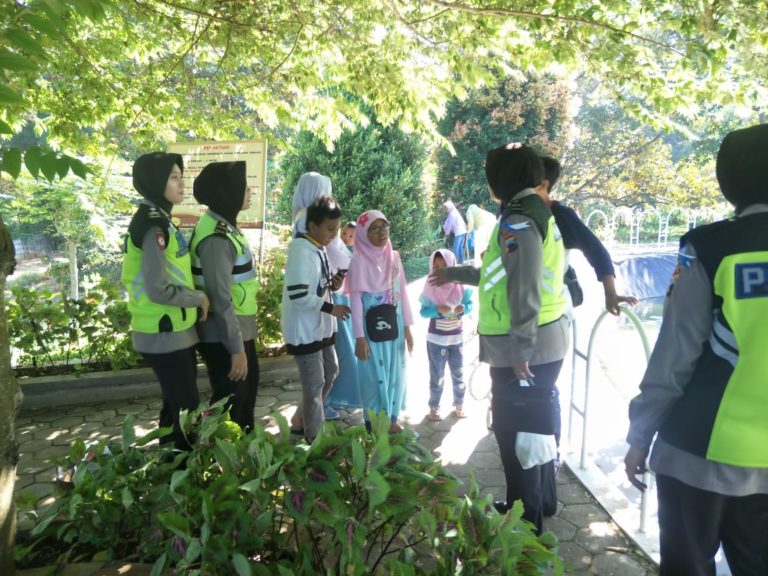 Polwan Polres Semarang Ingatkan Wisata Kolam Renang Awasi Anak-anak