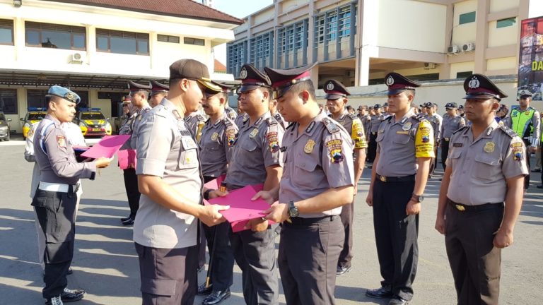 Pasca Lebaran Kapolres Semarang Beri Penghargaan Anggota Berprestasi