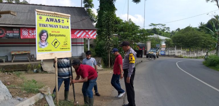 Polsek Tengaran Pasang Spanduk Lucu, Pengendara Terhibur dan Berhati-hati