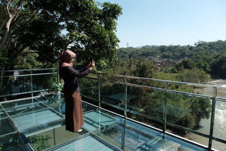 Taman Kyai Langgeng Tantang Pengunjung Injak Kaca di Atas Jurang Taman Kyai Langgeng Tantang Pengunjung Injak Kaca di Atas Jurang