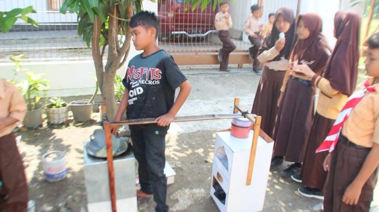 Kisah Wiherun Anak Tak Sekolah, Jualan Bakso Goreng Sejak Bapaknya Meninggal