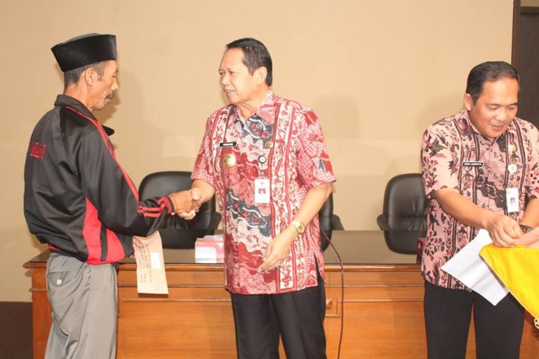 Bagikan Bantuan Korban Kebakaran, Bupati Ingatkan Bencana Musim Kemarau