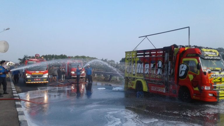 Truk Muatan Bahan Kimia Tujuan Semarang Terbakar di Pantura Tegal