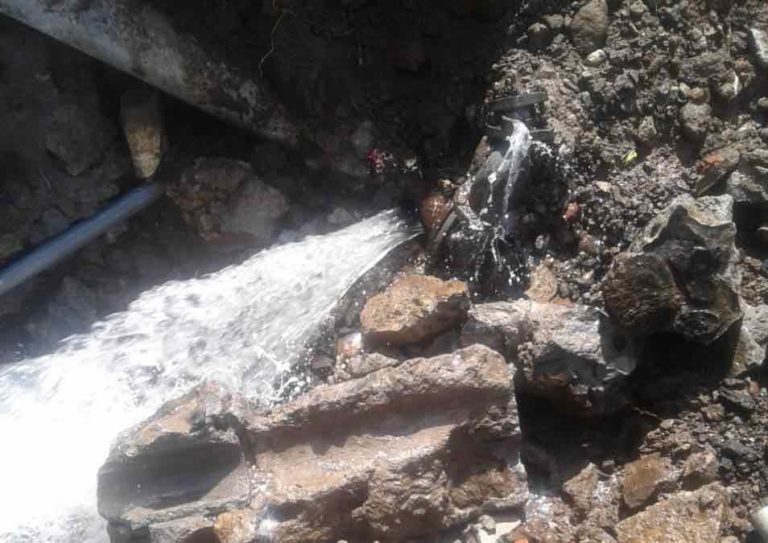 Pipa PDAM Terkena Beghu Pengerjaan Jalan, Aliran Air Seputar Ambarawa Dihentikan
