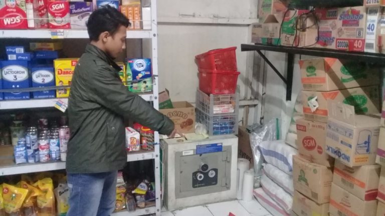 Detik-detik Perampok Menodong Pistol dan Menyekap Karyawan Indomaret