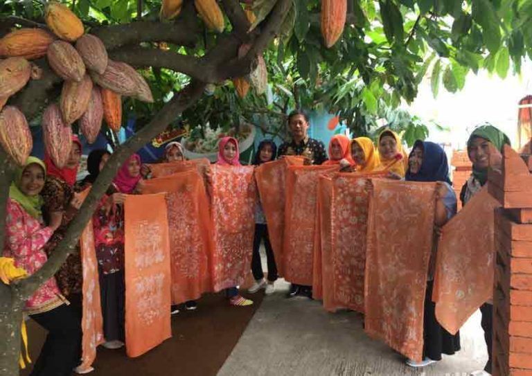 Perajin Batik Majapahit Kembangkan Pewarna dari Cokelat, Begini Proses Pembuatannya