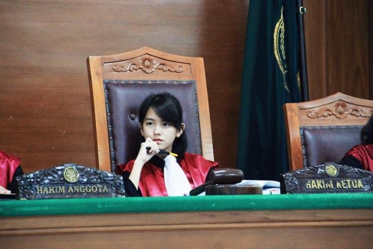 Pesona Hakim Cantik, Netizen: Vonis Aku Seumur Hidup di Hidupmu